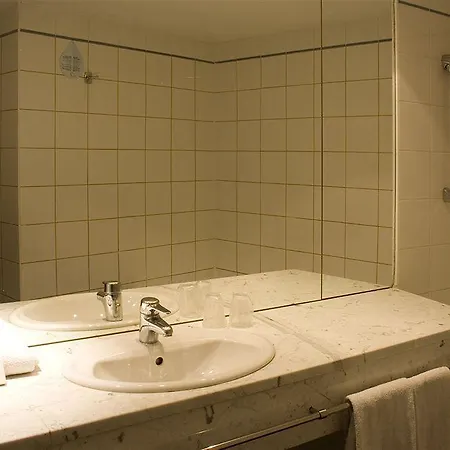 Ours Blanc - Place Victor Hugo Hotel 2*