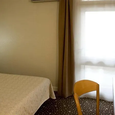 Hotel Ours Blanc - Place Victor Hugo 2*