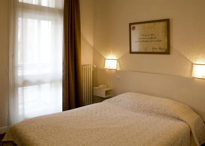 Ours Blanc - Victor Hugo Hotel 2*