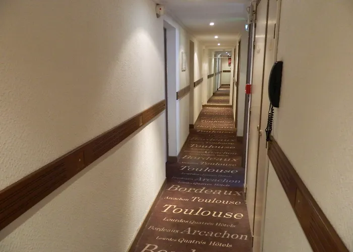 Ours Blanc - Victor Hugo Hotel 2*